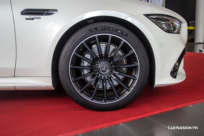 Khoang nội thất của xe vẫn mang lại cảm giác thể thao với ghế ngồi có thiết kế thể thao với phần tựa đầu tích hợp và bộ đệm 2 bên ghế, vô lăng AMG với tùy chọn bọc da Nappa hoặc DINAMICA. Vô lăng AMG mới là các nút cho phép người dùng điều khiển nhanh và chính xác các chức năng lái. Tính sang trọng được thể hiện ở các chi tiết bao gồm cửa sổ trời chỉnh điện, hệ thống đèn viền nội thất 64 màu, bảng đồng hồ dạng kỹ thuật số với màn hình 12.3-inch, mặt trên bảng táp-lô bọc da ARTICO,…