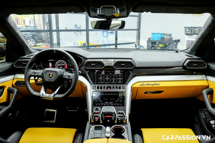 Ngoài ra, khoang nội thất của xe còn được trang bị hàng loạt những chi tiết ốp sợi carbon như táp-pi cửa, bảng đồng hồ tốc độ, hốc điều hòa, bảng điều khiển trung tâm,… Vô-lăng trên xe có dạng 3 chấu, tích hợp một số nút bấm tiện ích hỗ trợ người lái, phía sau là lẫy chuyển số to bản và một màn hình hiển thị các thông số vận hành theo cách trực quan nhất. Hệ thống giải trí trên xe bao gồm các màn hình cảm ứng có kích thước lớn cùng hệ thống âm thanh thượng hạng Bang&amp;Olufsen.