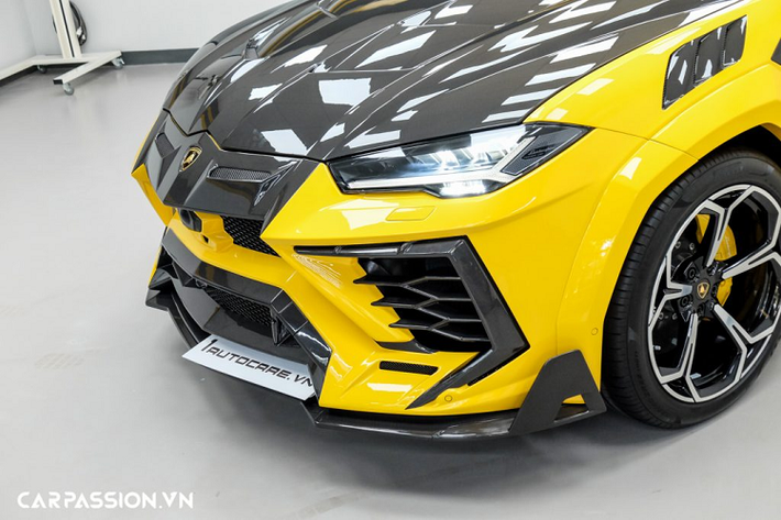 Gói nâng cấp Mansory Venatus dành cho mẫu SUV Lamborghini Urus đời mới này thực chất là một bản độ thân rộng, chiều ngang của thân xe được mở rộng hơn nhờ các miếng ốp vòm bánh xe mới. Chưa hết, cản trước của xe được thay mới hoàn toàn với chi tiết của Mansory, vốn đã sở hữu thiết kế gân guốc nam tính, cản trước của xe được Mansory trau chuốt lại theo hướng góc cạnh và hầm hố hơn.