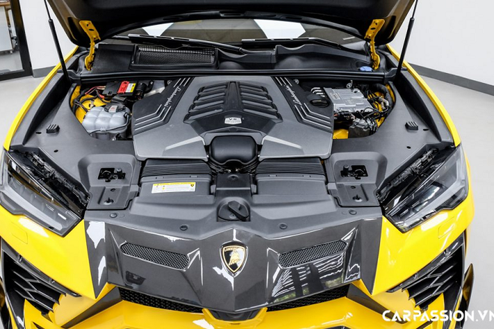 Lamborghini Urus là chiếc SUV được hãng xe Ý giới thiệu vào cuối năm 2017, tuy là mẫu xe “sinh sau đẻ muộn” so với các đối thủ nhưng Urus lại khai sinh ra một phân khúc hoàn toàn mới, đó chính là phân khúc siêu SUV. Với thiết kế mang đậm dấu ấn khí động học cùng một khối động cơ mạnh mẽ, Urus là lời khẳng định đanh thép đến từ Lamborghini cho bất kì ai vẫn đang hoài nghi năng lực của thương hiệu siêu xe Ý.