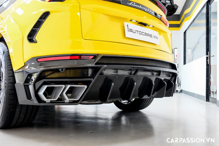 Tiến vào trong khoang lái, toàn bộ khoang nội thất được phối hai tông màu vàng-đen cá tính. Bám sát với ngôn ngữ thiết kế sử dụng những hình lục giác với các chi tiết như hốc điều hoà, họa tiết trên ghế ngồi, …, nét thiết kế mới trên Urus tạo cho những người ngồi trong xe một cảm giác được bao quanh bởi rất nhiều những chi tiết khác nhau.