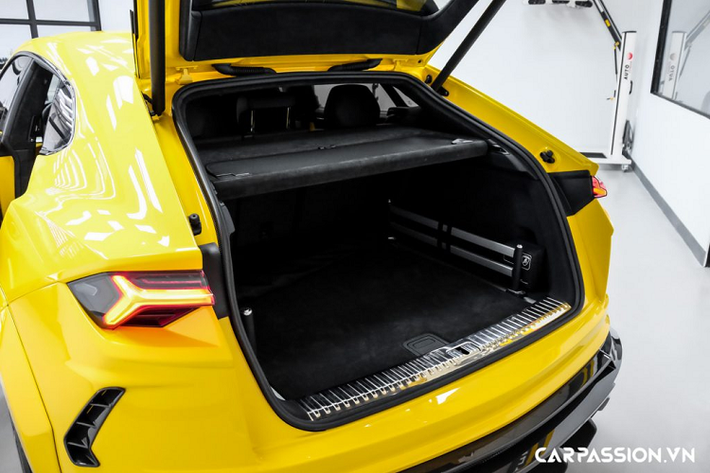 Urus không chỉ là một chiếc siêu SUV thể thao mà còn là một chiếc SUV đa dụng, có thể lái đi hàng ngày. Sự linh hoạt mà Urus có được nằm ở hệ thống ANIMA với khả năng điều chỉnh toàn bộ các chức năng vận hành trên xe tuỳ theo chế độ mà người lái mong muốn. Là một chiếc SUV nên Urus được Lamborghini trang bị 3 chế độ đi off-road là Sabbia (chạy trên cát), Terra (chạy trên đường đá) và Neve (chạy trên tuyết). Bên cạnh đó là 3 chế độ lái tiêu chuẩn bao gồm Strada (chạy trong phố), Sport (chạy thể thao) và Corsa (chạy đua) cùng chế độ Ego cho phép người lái tự điều chỉnh các hệ thống vận hành trên xe.