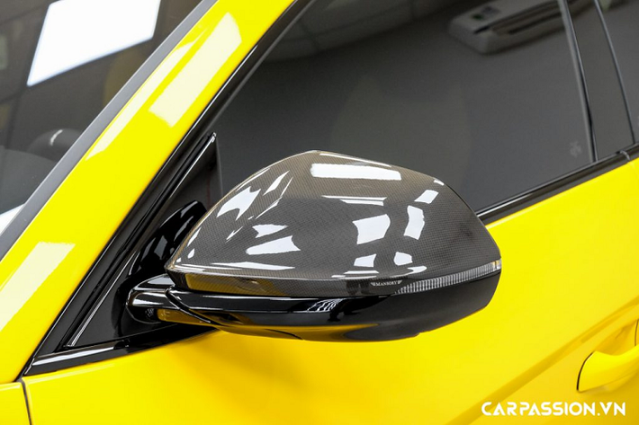 Ở góc nhìn ngang, thân xe trở nên cơ bắp hơn nhờ các miếng ốp của gói độ thân rộng, thân xe được trang bị thêm miếng ốp sườn bằng sợi carbon. Thay vì lựa chọn bộ mâm độ của Mansory, chủ nhân xe vẫn sử dụng bộ mâm 5 chấu Nath dạng diamond-cut, có đường kính 22 inch. Ẩn đằng sau là hệ thống phanh đĩa hiệu năng cao với cùm phanh Lamborghini sơn vàng kết hợp với đĩa phanh carbon ceramic. Được biết, Lamborghini Urus hiện đang nắm giữ kỉ lục về mẫu xe được trang bị đĩa phanh carbon ceramic có đường kính lớn nhất thế giới.