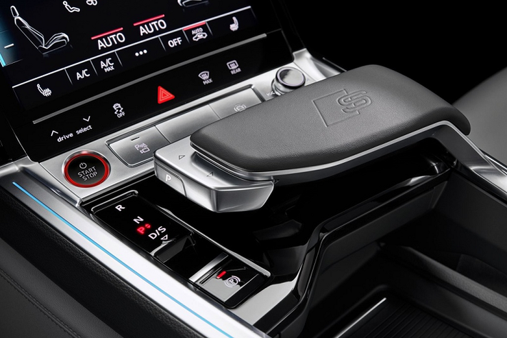e-tron Sportback là phiên bản thể thao của e-tron - mẫu xe điện đầu tiên của Audi. Sở hữu phong cách SUV lai coupe, e-tron Sportback có thiết kế thể thao, mui xe cong kết hợp với kính chắn gió có góc nghiêng lớn.