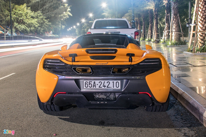 Siêu xe này sở hữu màu sơn McLaren Orange nổi bật cùng hàng loạt những chi tiết bằng carbon xuất hiện ở ngoại thất. 650S Spider là phiên bản mui trần của McLaren 650S, ra mắt vào tháng 2/2014.