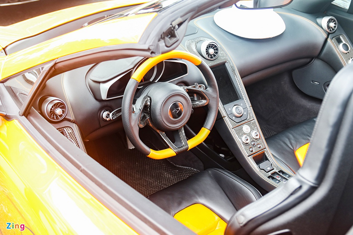 Nội thất 650S Spider khá đơn giản, được phủ bởi tone màu đen với da lộn. Sợi carbon xuất hiện trên bảng táp-lô và vô-lăng, các nút bấm được tối giản.