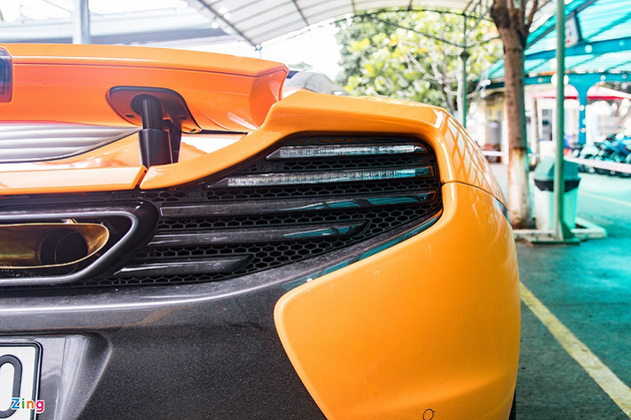 So với phiên bản coupe, phiên bản mui trần nặng hơn 40 kg do phải mang thêm hệ thống đóng/mở mui. Dù vậy, hiệu năng của 2 phiên bản gần như không chênh lệch. Mui xe có thể đóng/mở trong 17 giây ở vận tốc tối đa 30 km/h.