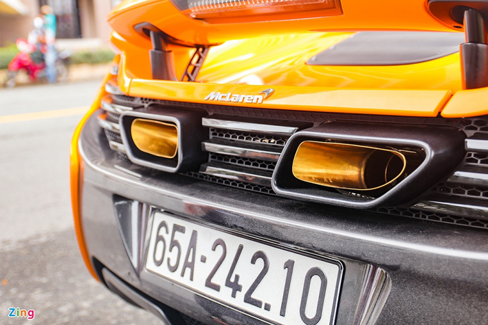 Ở phía sau, xe sở hữu cánh gió có thể điều chỉnh bằng nút bấm, tích hợp dải đèn báo bằng LED. Sau khi về với đại gia Cần Thơ, siêu xe được trang bị hệ thống ống xả FI Exhaust.