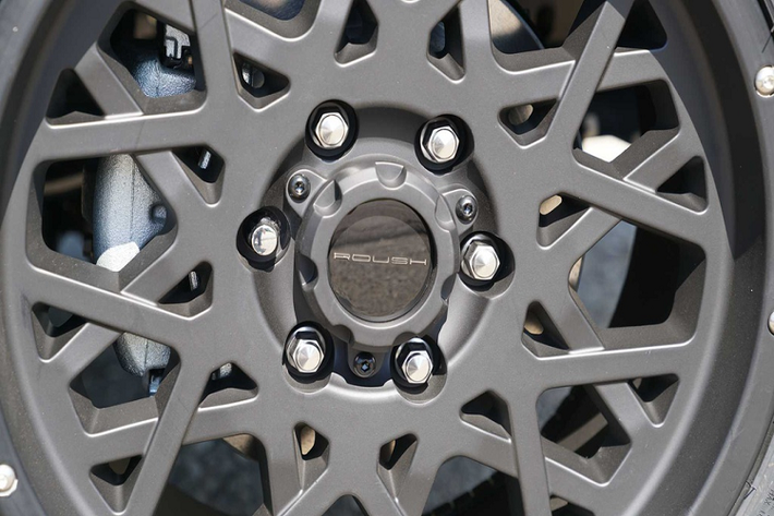 Về vận hành, Ranger Roush thế hệ mới được trang bị giảm xóc Fox, mâm xe Roush 18 inch, đi kèm với lốp Grabber AT/X 32 inch. Đáng tiếc, không có sự tinh chỉnh về động cơ. Xe vẫn sử dụng động cơ EcoBoost 2.3L tăng áp, sản sinh công suất 270 mã lực và mô-men xoắn 420 Nm.