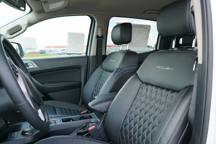 Ford cũng cung cấp cho phiên bản này tùy chọn nắp thùng hàng bằng nhôm. Bên trong cabin, hệ thống ghế được bọc da, logo Roush được thêu trên tựa lưng, thảm sàn WeatherTech. Bảng điều khiển trung tâm không có sự thay đổi.