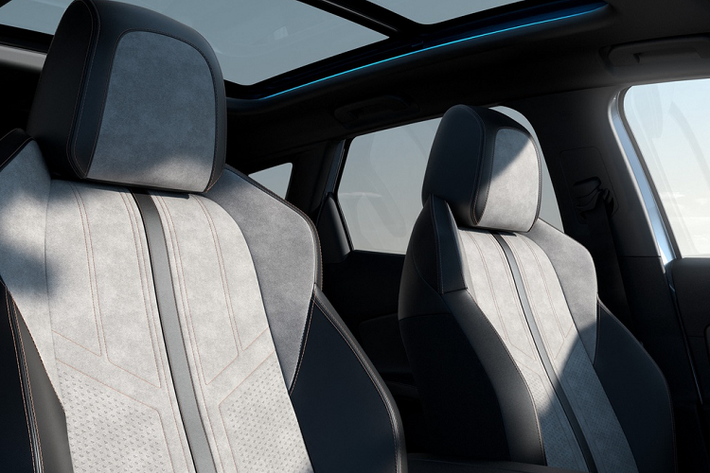 Bảng đồng hồ của Peugeot 3008 mới vẫn là dạng kỹ thuật số toàn bộ, kích cỡ 12,3 inch. Mọi phiên bản dùng động cơ đốt trong truyền thống của xe đều được trang bị tiêu chuẩn 3 chế độ lái: Normal (bình thường), Sport (thể thao) và Eco (tiết kiệm).