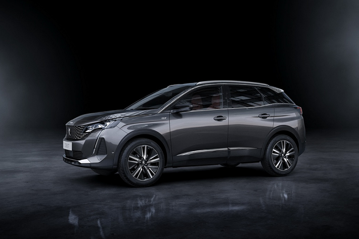 Thân xe không có nhiều thay đổi. Peugeot 3008 2020 vẫn duy trì ngoại thất 2 tone màu, với nóc xe và các trụ sơn đen. Điểm mới dễ nhận thấy nhất là bộ vành hợp kim 5 chấu kép.