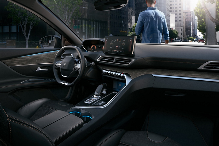 Peugeot 3008 2020 được trang bị nhiều công nghệ hiện đại như hỗ trợ quan sát ban đêm Night Vision, kiểm soát hành trình thích ứng, hỗ trợ lực phanh khẩn cấp, hỗ trợ giữ làn và nhận diện biển báo.