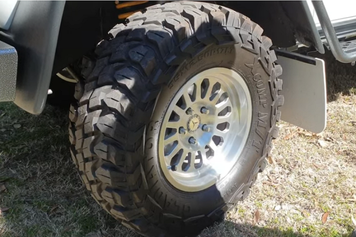 Trên khía cạnh an toàn, ngoại trừ việc trông cứng cấp như có thể chống đạn, Escape có lắp đặt nhiều camera mà có thể truy cập qua một màn hình cảm ứng gắn ở vị trí gương chiếu hậu.