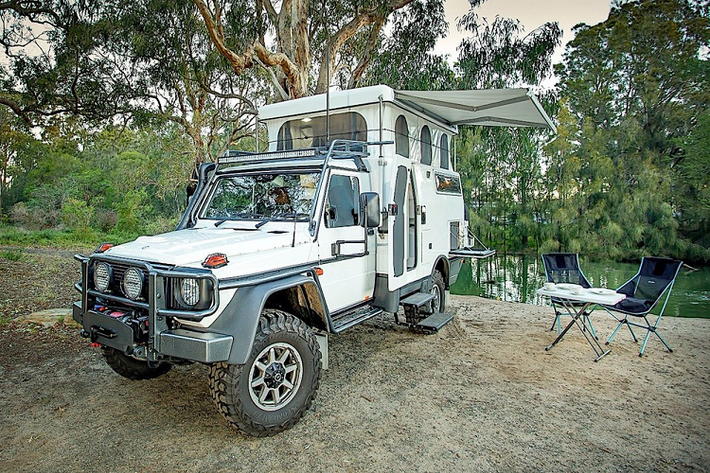 Các cụm pin lithium có nhiệm vụ cung cấp điện cho tất cả những trang bị bổ sung trên xe, và có thể được sạc bởi năng lượng mặt trời. Bên cạnh đó, chúng cũng cung cấp điện cho những tính năng khác như phòng trên nóc, bậc cửa và tấm che nắng. Dựa theo Expedition Portal, giá xe Mercedes-Benz G Professional Escape là hơn 200.000 USD (khoảng 4,7 tỷ đồng).