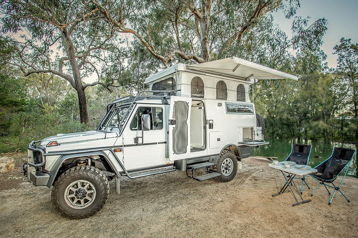 EarthCruiser đã không động vào hệ thống máy móc của Mercedes, nhưng họ đã bổ sung rất nhiều thứ để họ biến nó thành một ngôi nhà di động mà bạn có thể lái cả đời. Điều đáng lưu ý đầu tiên khi nhìn vào chiếc xe này là những phần cứng được bổ sung ở phía sau.