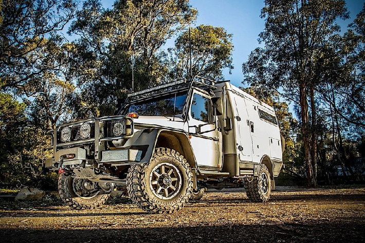 Úc là một mảnh đất vừa thú vị lại vừa đáng sợ. Trong tất cả những nơi con người hiện đang sinh sống đông đúc, Úc có lẽ là một trong những nơi thử thách nhất bởi khí hậu, địa hình, và gần như mọi yếu tố khác của nó. Tuy nhiên, những điều kiện khắc nghiệt đó cũng thường kích thích trí tưởng tượng của con người và tạo nên những phương tiện như nhà di động Mercedes-Benz trong bài viết này.