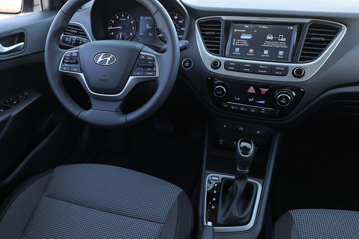 Từ thông tin này, có lẽ Kona Night Edition sẽ được xây dựng dựa trên bản Limited hoặc Ultimate. Điều đó có nghĩa là xe sẽ có hàng ghế trước bọc da và có sưởi, cửa sổ trời cùng hệ thống thông tin giải trí 7 hoặc 8 inch tương thích với Android Auto và Apple CarPlay.