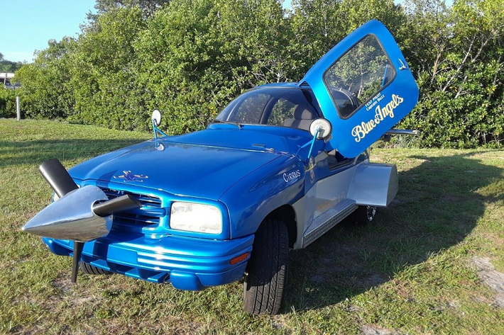 Nó là một sản phẩm lai tạo từ một phần Chevrolet Tracker 1999 cũ và một phần máy bay Cirrus SR22 2003. Như có thể thấy trong ảnh, phần đầu của chiếc “ô tô lái máy bay” này chỉ đơn giản là lắp thêm một cánh quặt giả vào lưới tản nhiệt của chiếc Tracker. TUy nhiên, mọi thứ đã có bước chuyển biến lớn khi phía sau của xe được thay thế bởi thân vỏ máy bay.