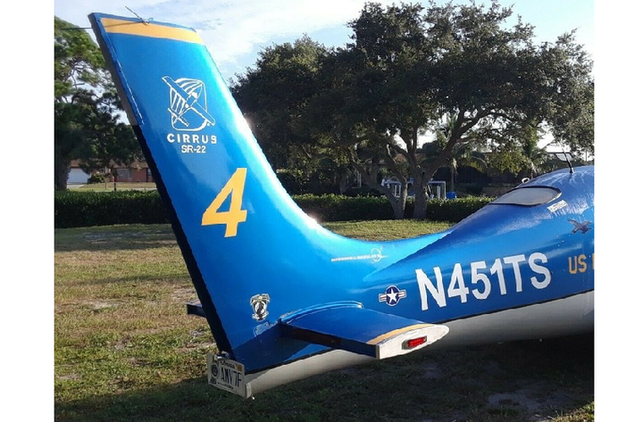 Ngoài ra, thông tin bán hàng cũng không nói rõ thời điểm phương diện quái dị này được chế tạo, nhưng người bán có tự tin rằng nó rất hữu dụng cho việc quảng cáo và thu hút sự chú ý tại các triển lãm xe. Tính tới hiện tại, giá xe Chevrolet Tracker độ máy bay này đang được chào bán 9.700 USD (tương đương 224 triệu đồng).