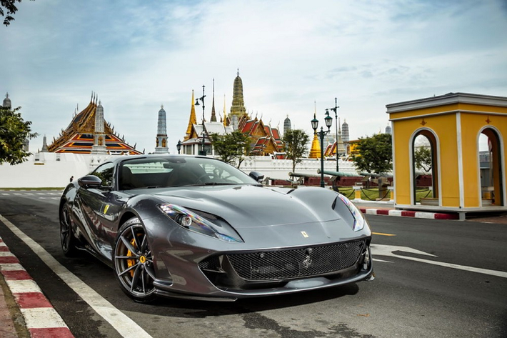 Siêu xe mui trần Ferrari 812 GTS có khả năng tăng tốc từ vị trí đứng yên lên 100 km/h chỉ trong thời gian 2,9 giây, từ 0-200 km/h là trong 8,3 giây, trước khi đạt tốc độ tối đa là 340 km/h. Các thông số này tương đương với phiên bản Ferrari 812 Superfast.