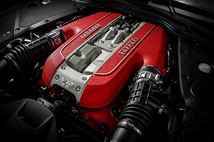 Thậm chí, số tiền mà các đại gia Thái phải chi ra để sở hữu siêu xe mui trần Ferrari 812 GTS theo diện chính hãng chỉ từ 34,7 triệu Baht, tương đương 26 tỷ đồng, rẻ hơn phân nửa so với số tiền mà nếu có đại gia Việt mua Ferrari 812 GTS theo diện không chính hãng và ra biển trắng. Hy vọng là trong thời gian không xa, các nhà giàu Việt sẽ mua dòng xe mui trần Ferrari 812 GTS.