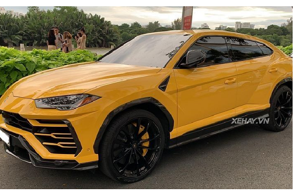 Mỗi chiếc Lamborghini Urus tại Việt Nam đều đăc biệt cuốn hút, dù với những màu sơn lạ mắt hay màu vàng Giallo Auge đặc trưng như chiếc trong bài viết. Được biết, đây chính là chiếc Lamborghini Urus thứ 5 "định cư" tại TP. Hồ Chí Minh, xe được đưa về nước theo diện nhập khẩu tư nhân.