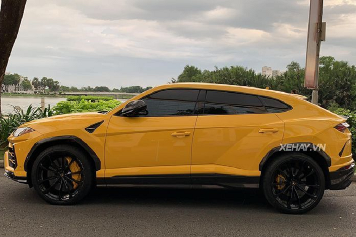 So với những người anh em khác tại Việt Nam, chiếc Urus này không có khác biệt gì nhiều, ngoại trừ việc được làm đẹp thêm nhờ nhiều chi tiết làm từ sợi carbon như líp cản trước, ốp gương, viền hốc gió trước, ốp viền bánh xe, ốp sườn, khuếch tán sau và cánh gió sau.