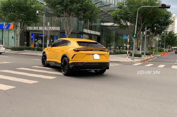 Không rõ giá xe Lamborghini Urus độ full carbon này bán ra bao nhiêu tại Việt Nam, nhưng theo giới mê xe thì do được nhập khẩu tư nhân và có tùy chọn sợi carbon nên mức bán ra của xe sẽ không dưới 20 tỷ đồng.