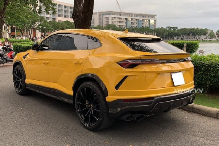 Theo thống kê, Việt Nam hiện có tất cả 6/11 chiếc Lamborghini Urus màu vàng Giallo Auge, chứng tỏ màu sơn này rất được các khách hàng của Urus ưu ái, có lẽ vì nó làm nổi bật được trọn vẹn vẻ đẹp của chiếc SUV.