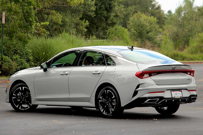 Được biết, các biến thể cấp thấp của Kia Optima thế hệ mới sử dụng động cơ tăng áp 1,6 lít 4 xi-lanh tạo ra công suất 180 mã lực. Ngoài ra, biến thể ô tô GT đi kèm động cơ tăng áp 2,5 lít I4 với công suất 290 mã lực và mô-men xoắn 422 Nm. Động cơ này kết hợp với hộp số tự động ly hợp kép 8 cấp.