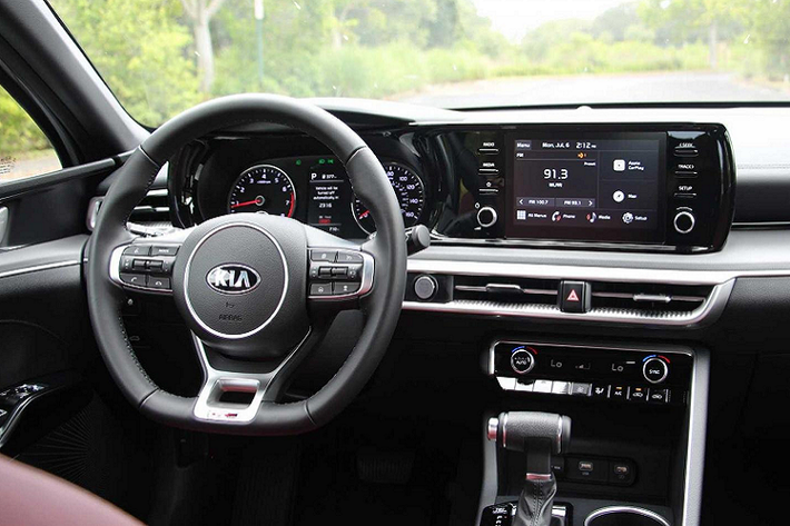 Kia K5 GT còn được tích hợp hệ thống treo tinh chỉnh thể thao và bộ la-zăng 19 inch. Bên trong, mẫu xe hơi mới có vô lăng thể thao với lẫy chuyển số, cổng sạc USB nằm trên bảng điều khiển trung tâm và đèn nội thất LED.