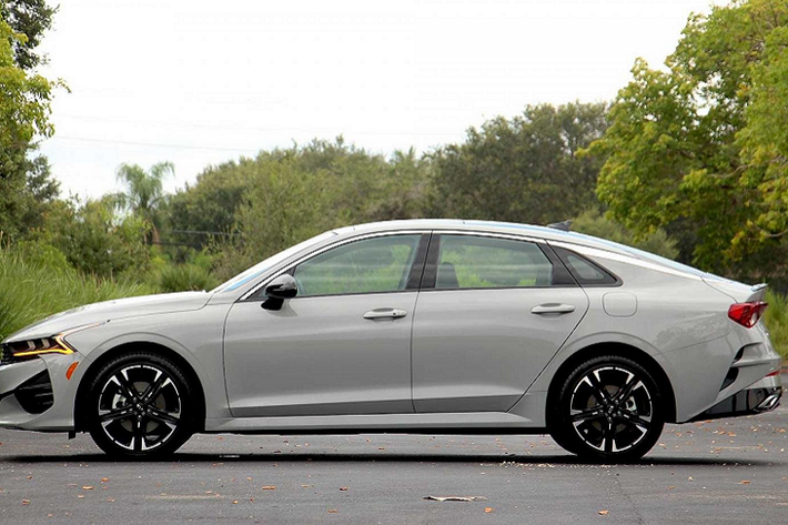 Riêng giá xe Kia K5 2021 biến thể đầu bảng GT kha cao là 30.490 USD (tương đương 707 triệu đồng). Khi trang bị đầy đủ các tùy chọn, xe có giá chạm đỉnh lên đến 37.950 USD (879 triệu đồng).