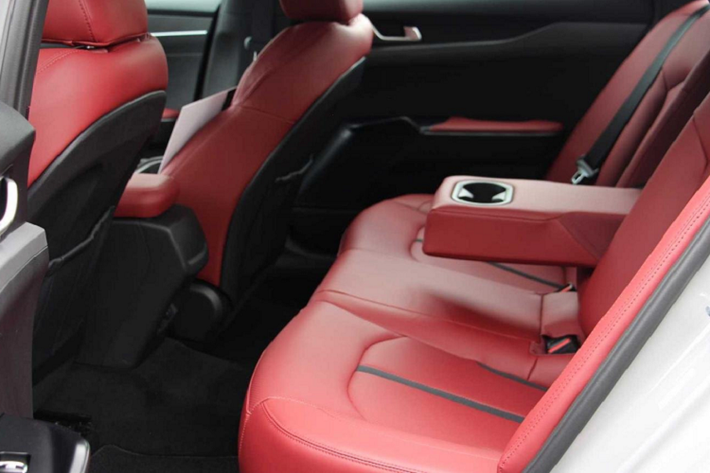 Tùy chọn chính cho biến thể đầu bảng của Kia Optima 2021 là gói trang bị GT1 Package trị giá 4.000 USD (93 triệu đồng). Gói trang bị này bổ sung thêm đèn pha LED. Bên trong, xe trang bị ghế trước thông gió và ghế hành khách chỉnh điện 10 hướng tích hợp đệm đỡ lưng.