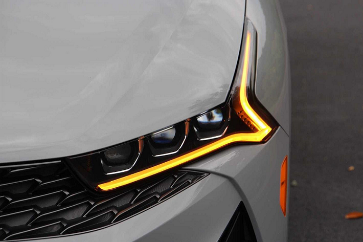 Được biết, vô lăng cũng có tính năng sưởi. Ngoài ra, hệ thống thông tin giải trí cải tiến bây giờ có kích thước 10,25 inch và đi kèm định vị cùng dàn âm thanh nổi 12 loa.