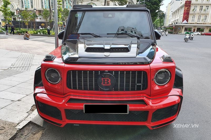 Lưới tản nhiệt Panamericana của G63 Edition 1 vẫn được giữ nguyên nhưng logo Mercedes-Benz ở chính giữa đã được thay bằng logo Brabus với chữ B màu đỏ nổi bật ở trung tâm, ngay bên cạnh chiếc logo lớn là một logo nhỏ khác.