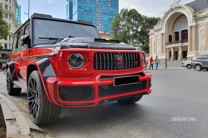 Gói nâng cấp của Brabus tiếp tục cung cấp cho chiếc Mercedes-AMG G63 Edition 1 bộ cánh lướt gió cỡ lớn độc đáo phía sau, vỏ đựng lốp dự phòng có logo Brabus, cùng hệ thống ống xả tinh chỉnh có logo Brabus dập nổi, có thể tạo ra âm thanh uy lực hơn ống xả nguyên bản gấp nhiều lần.