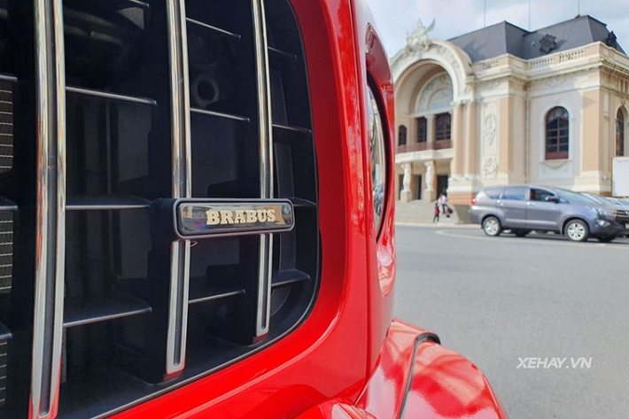 Chưa hết, cản trước và sau đều được tái thiết kế để trở nên mạnh mẽ hơn, off-road hơn, nhờ vậy, chiếc Mercedes-AMG G63 Edition 1 hàng hiếm này có góc thoát trước và thoát sau lớn hơn.