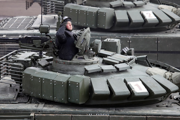 Để tăng khả năng bảo vệ cho người ngồi bên trong, T-72B3 được trang bị lớp giáp phản ứng nổ ERA Kontakt-5. Nguyên lý hoạt động của lớp giáp phản ứng nổ này là tạo hiệu ứng nổ lõm nhờ thuốc nổ đặt bên trong lớp giáp, giúp làm chệch hướng hoặc giảm sức công phá của đạn bắn vào thân xe. Ảnh: Below The Turret Ring.