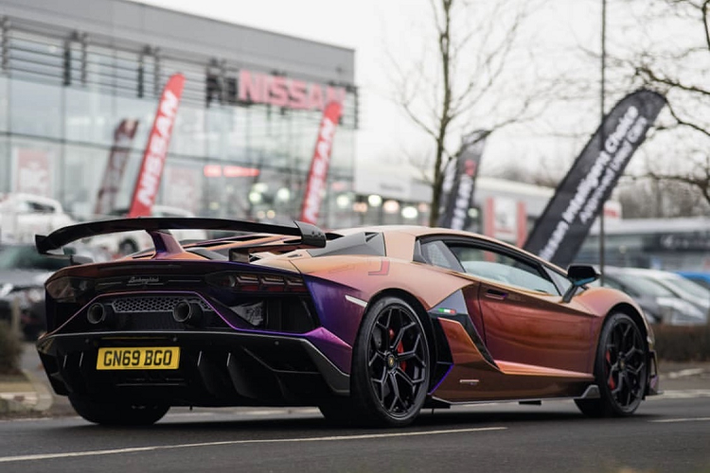 Với SVJ, sức mạnh không phải thứ quyết định giúp xe lập kỷ lục mới tại Nurburgring, hệ thống Khí động học chủ động (ALA) thế hệ thứ 2 cũng góp phần lớn vào kỷ lục này. ALA 2.0 có khả năng thay đổi lực khí động học, giúp tạo lực cản và giảm lực kéo của không khí tùy thuộc vào điều kiện vận hành. Hệ thống này bao gồm nhiều cửa gió được làm ẩn bên trong cánh gió trước và sau, có thể mở/đóng chỉ trong 0.5 giây.