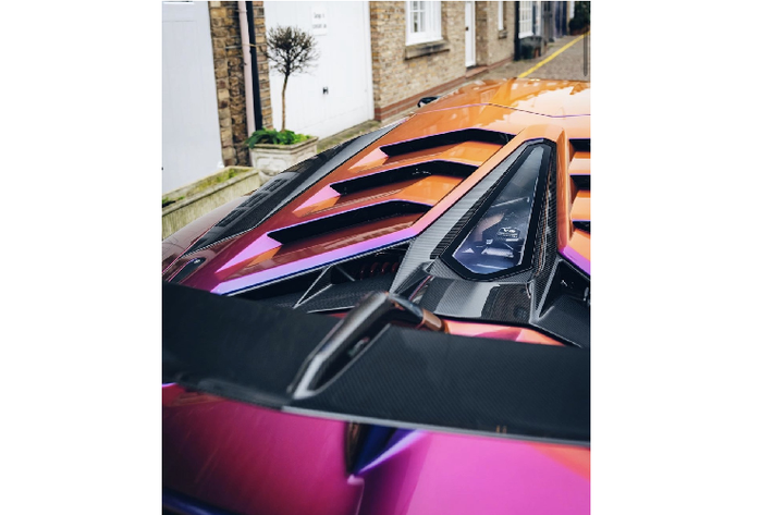 Theo ngài Fabio Meneghetti – người đứng đầu bộ phận Ad Personam, chủ nhân của chiếc xe sau khi tham quan nhà máy đã rất phân vân giữa hai màu cam hoặc tím cho chiếc SVJ của mình. Khi ấy, ngài Fabio đã đưa ra một ý tưởng về việc kết hợp cả hai màu sắc này lên chiếc xe và đã nhanh chóng nhận được sự chấp thuận của vị chủ nhân.