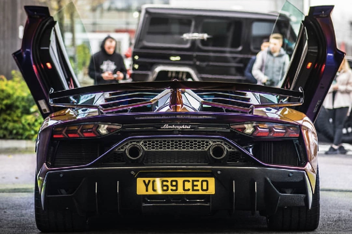 Nếu lựa chọn 1 trong 30 màu sắc cho Lamborghini Aventador SVJ, họ có thể bắt gặp một chiếc xe với màu ngoại thất tương tự với chiếc xe của mình. Chính vì thế mà sự hỗ trợ của Ad Personam trở thành một “giải pháp” tối ưu nhằm có thể biến một chiếc SVJ trở nên độc nhất.