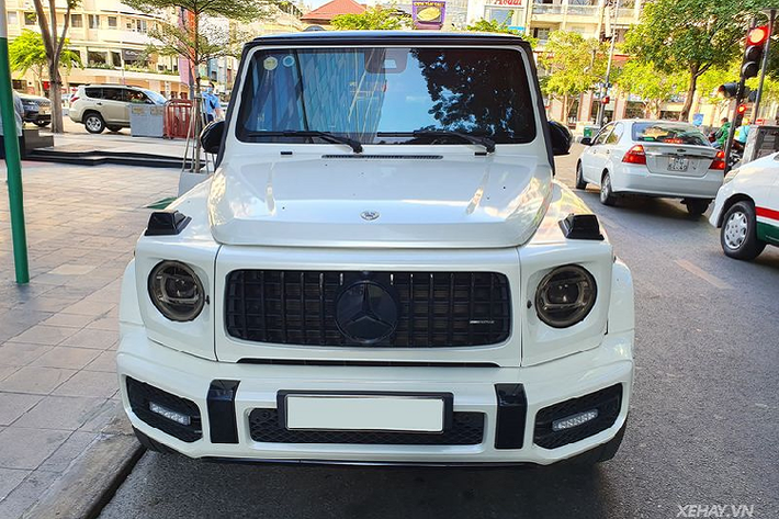 Thực tế, SUV hạng sang Mercedes-AMG G63 là một cái tên không còn xa lạ gì với bất cứ dân yêu và mê xe Việt nào bởi diện mạo đầy nam tính, khoẻ khoắn và vô cùng hầm hố mà siêu phẩm này sở hữu.