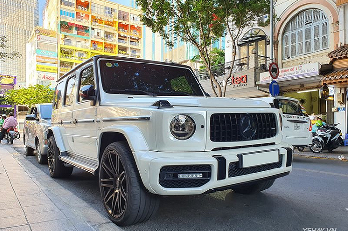 Chiếc SUV hạng sang Mercedes-AMG G63 2019 mới trong bài viết được một đại lý tư nhân nhập khẩu về hồi đầu năm 2020 và nhanh chóng tìm được chủ nhân, đăng ký biển số của thủ đô Hà Nội. Ban đầu, xe có ngoại thất màu đen. Tuy nhiên, do yếu tố phong thuỷ nên chủ nhân của chiếc xe đã quyết định dán lớp đề-can màu trắng ngà thay thế cùng với đó là độ lại một số chi tiết ngoại thất.