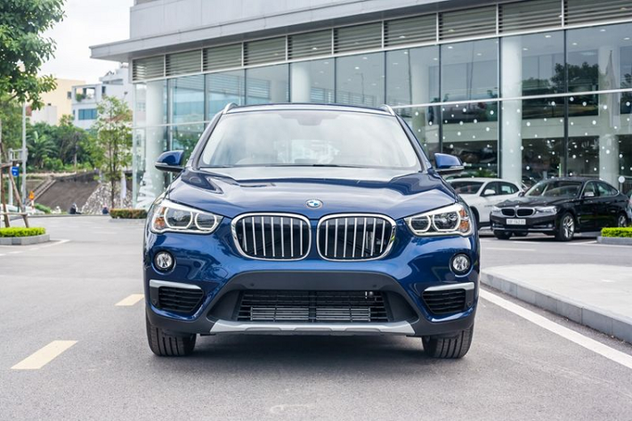 BMW X1 sDrive18i xLine 2019 được ra mắt khách hàng Việt lần đầu tiên hồi năm 2018 với mức giá niêm yết 1,859 tỷ đồng. Khi so sánh với các đối thủ như Mercedes-Benz GLA hay Audi Q3, giá xe BMW X1 mới thuộc vào hàng cao nhất thời điểm bấy giờ.