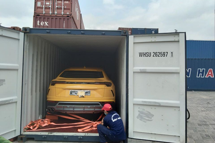 Lamborghini trang bị đến 6 chế độ lái cho siêu SUV Urus và gọi là Anima. Ngoài 3 chế độ lái quen thuộc trên các siêu xe như Strada (đường phố), Sport (thể thao), Corsa (đường đua), siêu SUV Urus còn có thêm 3 chế độ lái khác là Sabbia (đường cát), Terra (việt dã) và Neve (tuyết). Giá xe Lamborghini Urus tại Việt Nam khoảng hơn 20 tỷ đồng.