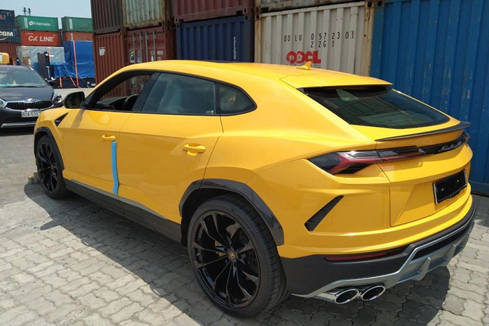 Cửa xe của Lamborghini Urus không viền mang đến dáng vẻ thể thao cũng đồng thời giảm cân cho xe. Có thể thấy, ngoài phần da bọc mặt cửa là đen và vàng còn có các chi tiết kim loại và cả carbon.