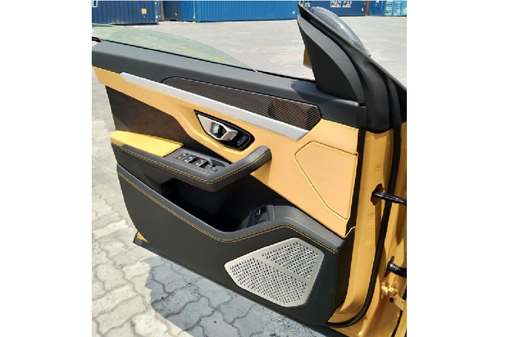Siêu SUV Lamborghini Urus mới về Việt Nam được nhập khẩu không chính hãng. Mở cửa bước vào bên trong khoang lái chiếc siêu SUV Lamborghini Urus mới cập cảng Việt Nam có nội thất bọc da 2 tông màu là vàng-đen, cách phối màu này tương tự 2 chiếc Lamborghini Urus màu vàng Giallo Auge thứ 6 và thứ 7 đã về nước trước đó.