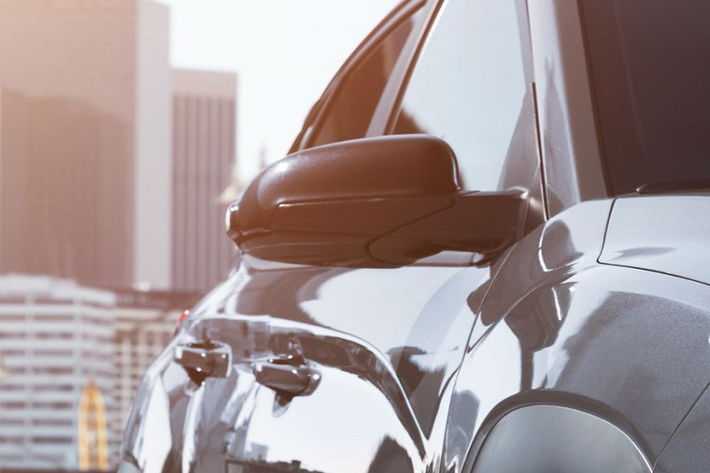 Phiên bản này cũng được làm đẹp thêm bởi một loạt các điểm nhấn bên ngoài màu đen bóng, có thể gồm vỏ gương chiếu hậu và viền lưới tản nhiệt (Hyundai chưa chia sẻ rõ). Trong khi đó, toàn bộ thân xe sẽ được hoàn thiện trong màu sơn Ultra Black hoặc Galactic Gray hoặc Chalk White.