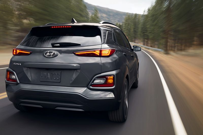 Chưa hết, nếu đúng như vậy, xe sẽ còn được hưởng lợi từ hệ thống điều hòa tự động, dàn âm thanh cao cấp Infinity 8 loa, bộ sạc điện thoại thông minh không dây, hệ thống Passive Entry System có nút bấm khởi động, gương chiếu hậu điện hóa với HomeLink và màn hình màu 4.2 inch trong cụm đồng hồ đo.